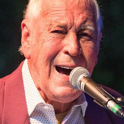 Gary Brooker 飾演 Juan Bramuglia