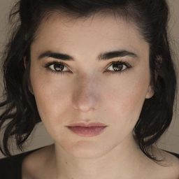 Ana Vilela da Costa 飾演 