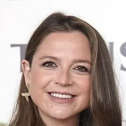 Cristina Alarcón 飾演 Lorena