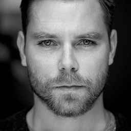 Marek Oravec 飾演 Barman