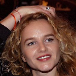 Isabelle Pasco - Outlaws演員 飾演Sissi