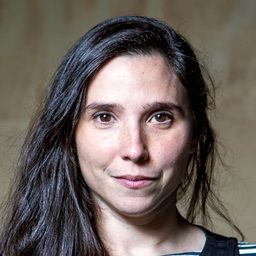 Laura Paredes 飾演 Directora Escuela