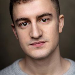 Luke Nunn 飾演 Angus