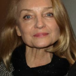 哈琳娜·絲可琴絲卡 飾演 profesor Ekiert, wykładowczyni Kariny