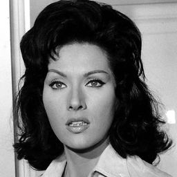 Helga Liné 飾演 Juanjo's Mother