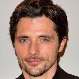 Raphaël Personnaz 飾演 Elias, sniper