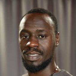 Oumar Diolo 飾演 Alassane