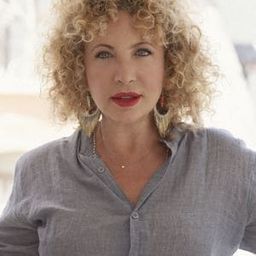 伊阿雅·佛爾提 飾演 Suora infermiera