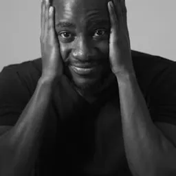 保羅·歐戈拉 飾演 Mikey