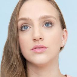 Eliza Sodró 飾演 Dorka