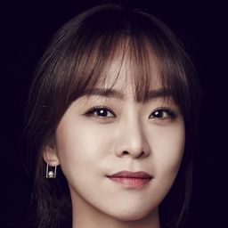 盧·蘇珊娜 - 仿聲靈演員 飾演Police Officer