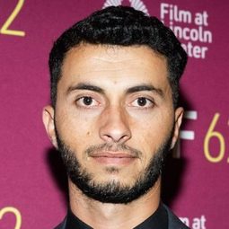 Basel Adra - 家不成家——我生於巴勒斯坦演員 飾演Self