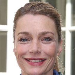 Aglaia Szyszkowitz - Heute heiratet mein Mann演員 飾演Caroline 'Caro' Petersen