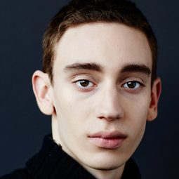 席爾多·派林 - 變裝妖舞演員 飾演Simon / Glory Gore