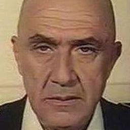 Zephi Alșec 飾演 Man with Pipe