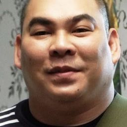 Choosak Iamsook 飾演 Songpol Gangster 1