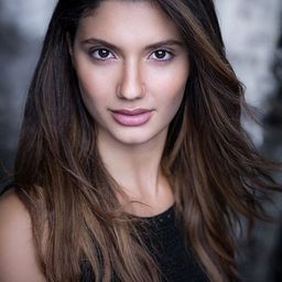 Andrea Vasiliou 飾演 Suzanne