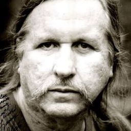 蘭尼·法拉提 - 水世界演員 飾演Trader