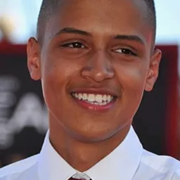 所羅門·格雷夫 飾演 Young Heathcliff