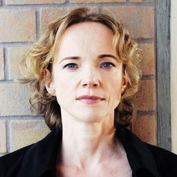 Claudia Geisler 飾演 Stationsschwester Schlösser