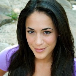 Margo Trovei 飾演 Naomi