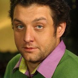 Mikhail Politseymako 飾演 Costas Paragonis