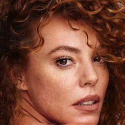 西爾維亞·馬蒂 飾演 Mónica