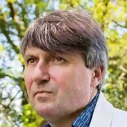 Simon Armitage 飾演 Self