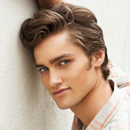 Alex Heartman 飾演 Chris