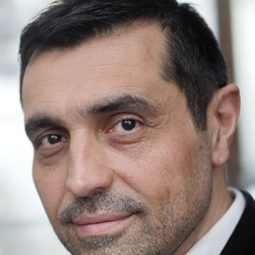 Eric da Costa - 俠盜聯盟演員 飾演Grand Hotel Cannes Security Captain