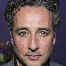 艾登·麥卡德 - 梵高：畫語人生演員 飾演Paul Gauguin