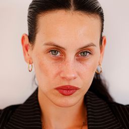 米妮娜絲密 飾演 Lola