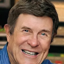 'Cousin Brucie' Morrow 飾演 Magician