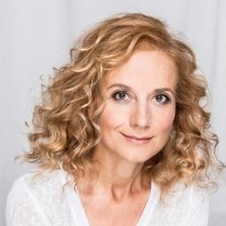 Auguszta Tóth - Glass Tiger 3演員 飾演Feleség