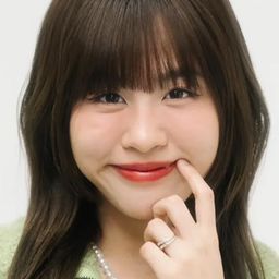 瓦里莎拉·吉普雷達薩庫爾 飾演 June