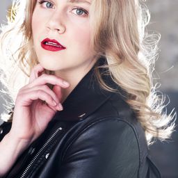 Sarah Luby 飾演 Lexi