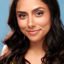 Michelle Khare 飾演 Comedian