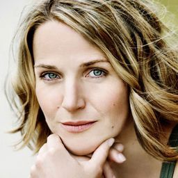 Tanja Wedhorn 飾演 Nina Schmitz