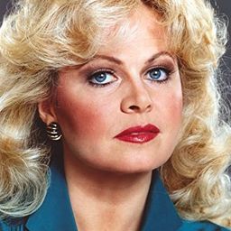 Sally Struthers 飾演 Aunt Marilyn