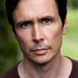 Mark Underwood 飾演 Hippy / Mime