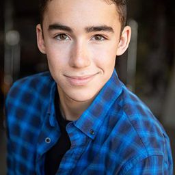 Ethan Drew 飾演 Noah