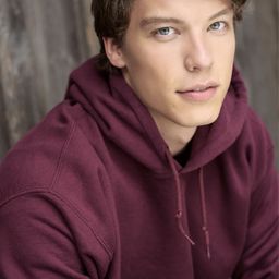 Justin Derickson 飾演 Heath Burns