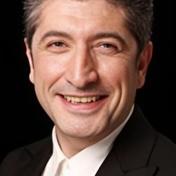 Rıza Sönmez 飾演 Abbas