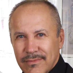 Héctor Noas 飾演 Guía