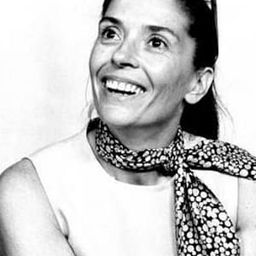 Clarissa Kaye-Mason 飾演 Mrs. Messenger