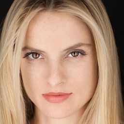 Cathryn Dylan 飾演 Rosanna