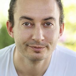 Davide Grody - 謊知真愛演員 飾演American Importer