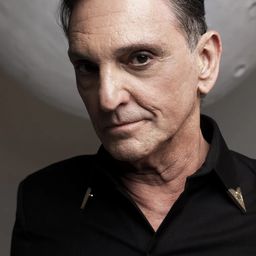 Paulo Miklos 飾演 Narrador