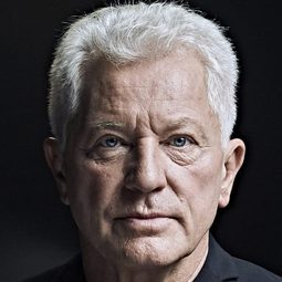 Miroslav Nemec 飾演 Manfred Lord