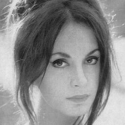 Adriana Ambesi 飾演 Laura Karnstein